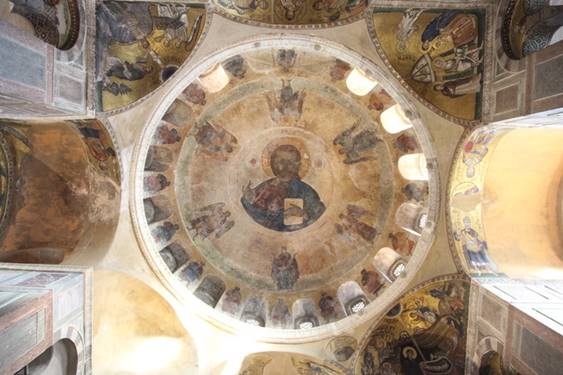 這張照片顯示了Katholikon的圓頂。 圓頂裝飾有基督的馬賽克。